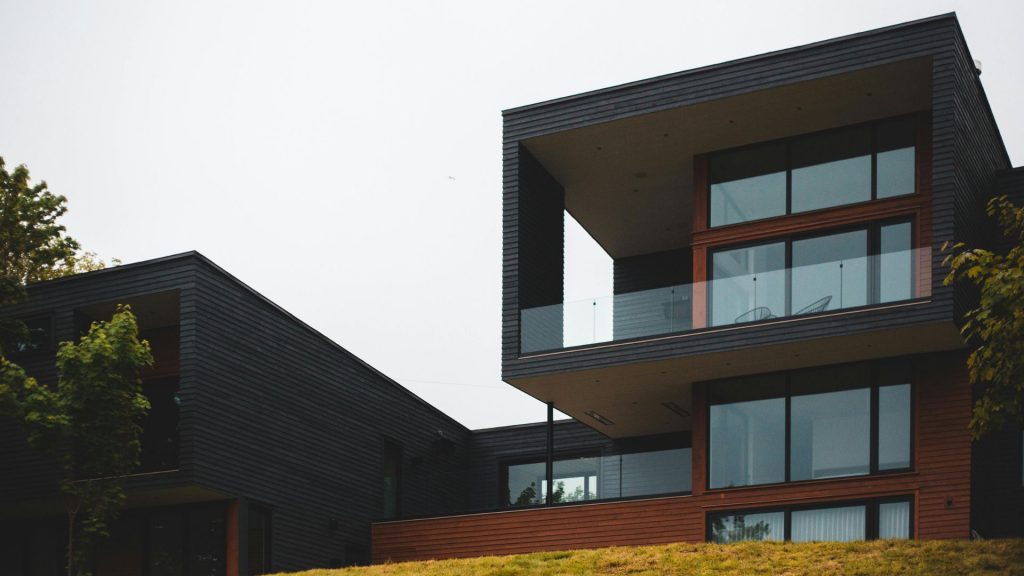 Casa eficiente energéticamente con ventanas de PVC